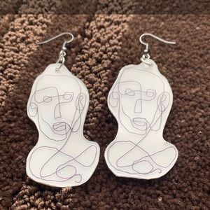 Single line face drop earrings